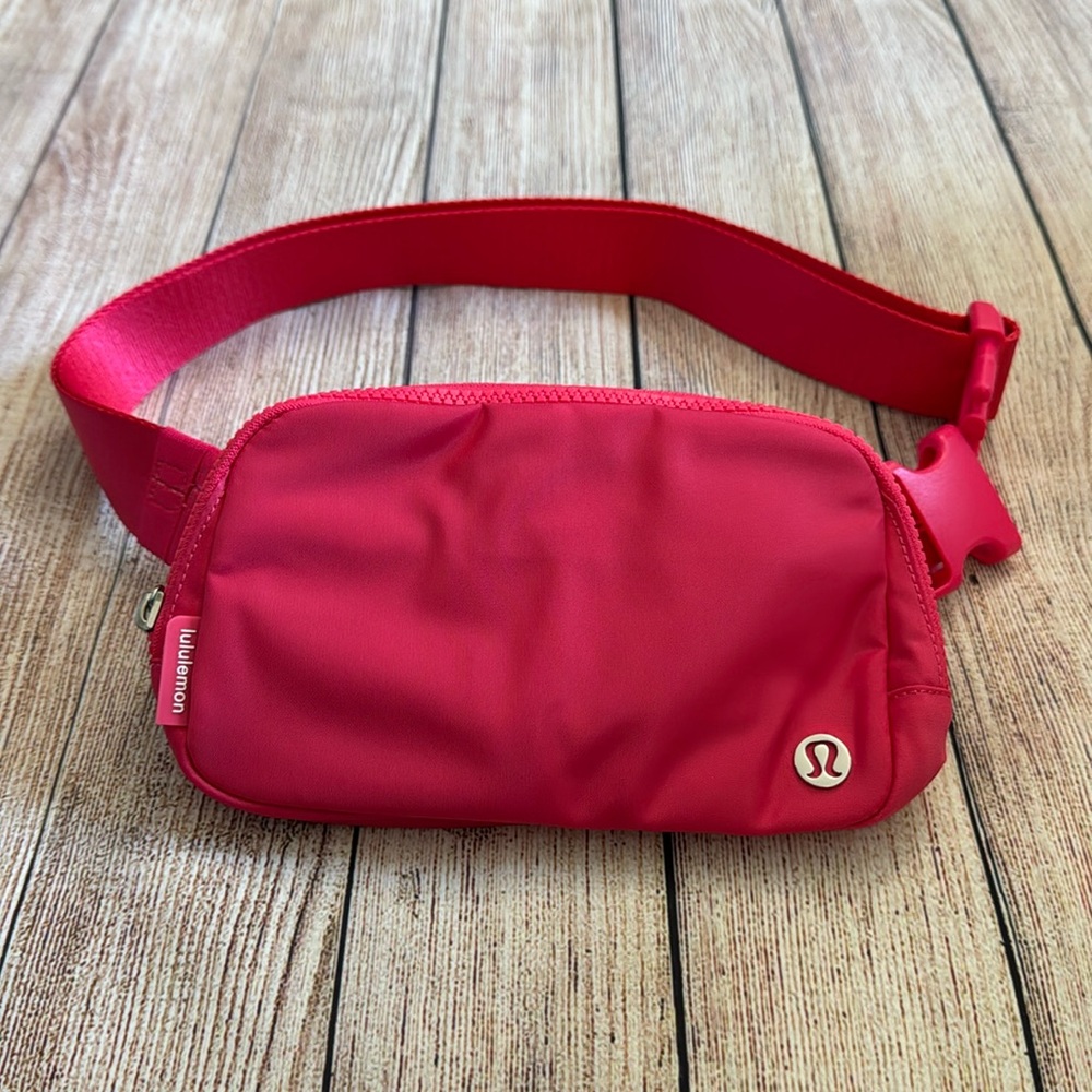 1L Everywhere Belt Bag Lip Gloss Pink